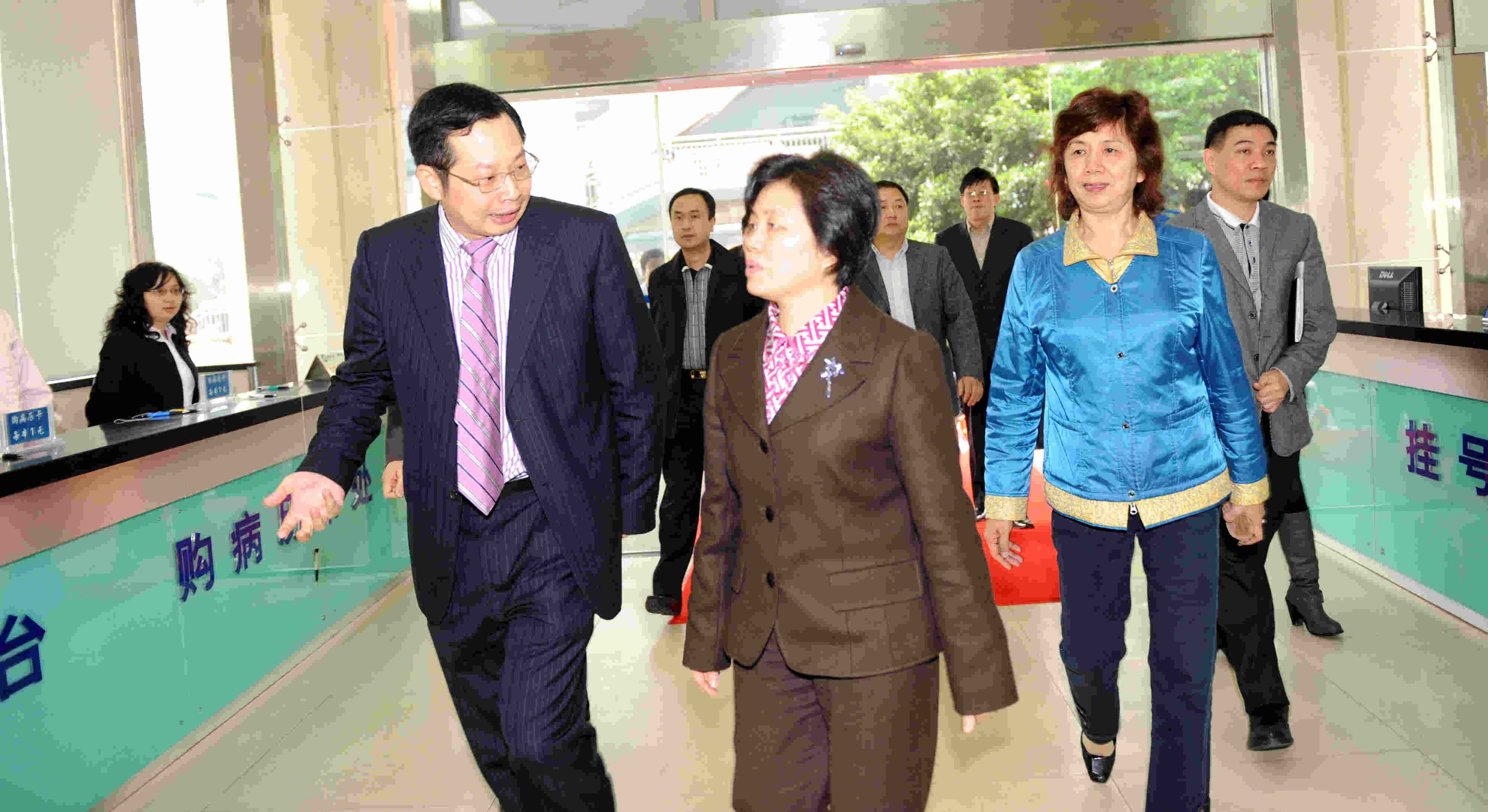 2010年3月，副省长陈桦来厦门眼科中心调研参观