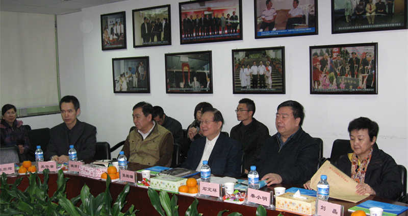 2012年2月， 参事张鹤镛一行来厦门眼科中心调研指导