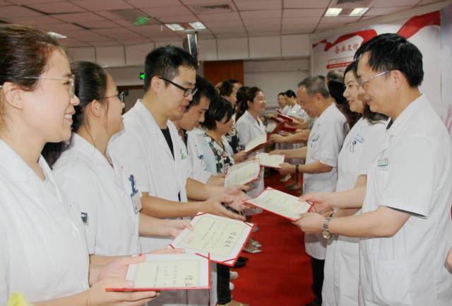 厦门大学附属厦门眼科中心2017年住院医师结业典礼在眼科17楼会议室举行。黎晓新、赵堪兴、吴国基、王骞、侯家敏、张广斌等我院及集团领*，各学科带头人、各行政职能部门负责人