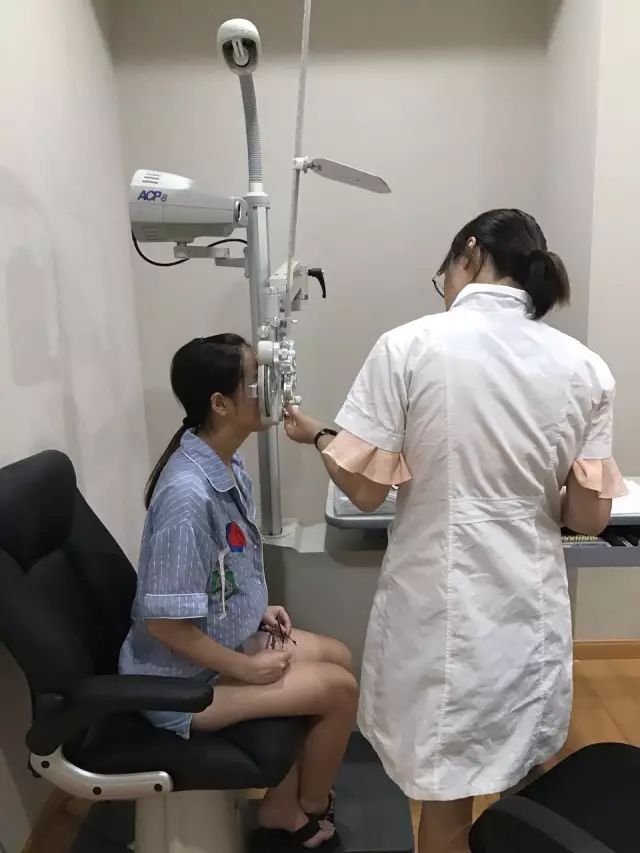 9月9日，杭州8868体育官方网站(官方)登录入口举行全飞秒近视手术演示，在半个多小时内，杜新华院长为6名近视患者 施行了德国蔡司VisuMax3.0版全飞秒手术，大伙亲身体会到了SMILE手术的快速、轻松、微创、安全。.jpg