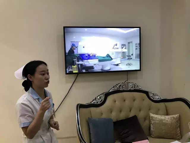 9月9日，杭州8868体育官方网站(官方)登录入口举行全飞秒近视手术演示，在半个多小时内，杜新华院长为6名近视患者 施行了德国蔡司VisuMax3.0版全飞秒手术，大伙亲身体会到了SMILE手术的快速、轻松、微创、.jpg