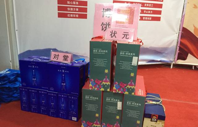 厦门眼科中心中秋爱眼科普三部曲活动在17楼举行，很多市民趁着周末赶来参加，现场有眼病知识讲座、 眼部检查，以及激动人心的博饼。.jpg