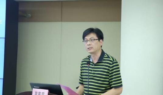  批诚信医疗机构代表徐州复兴眼科医院邱杨明院长发起“坚持依法执业倡导诚信行医”自律倡议：“人无信不立，业无信不成，国无信则衰。”为了履行救死扶伤， 人民身体健康和生命安全的神圣职责，以高明的技术全心全意为患者服务，规范行医，维护医术的圣洁和荣誉.jpg