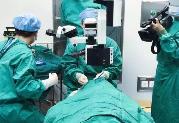 赣州8868体育网站登录入口“光明行”为百岁老人 医治，王奶奶儿子偶然听到一个邻居在赣州8868体育官方网站(官方)登录入口看过眼睛，做的白内障手术，术后  很好。在和老人及其他家人沟通同意后，10月18日，他当即带着王奶奶来到医院就诊.jpg