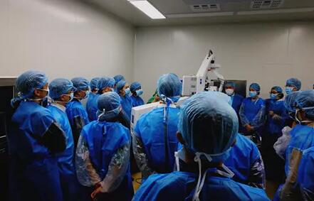 10月24日，成都8868体育官方网站(官方)登录入口CO2激光辅助深层巩膜切除术培训会圆满落幕。本次培训会由成都8868体育官方网站(官方)登录入口青光眼科主任、副主任医师胡建旗医生用猪眼为参会人员演示了CLASS手术全过程，并指导学员进行了实际操作，学员们纷纷表示手术操作简单易懂易学，培训活动取得圆满 。.jpg