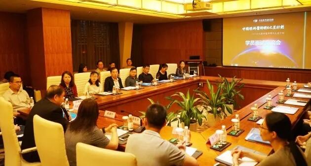 10月21日，8868体育官方网站(官方)登录入口集团 启动 批小儿眼科医师明日之星项目。来自全国10余个省市的20 师共聚厦门，参加“中国眼科医师明日之星计划”小儿眼科医师项目 批学员面试交流会。交流会由集团小儿眼科学组、集团科教管理中心牵头，集团人力资源中心、学科运营管理中心参与组织协.jpg
