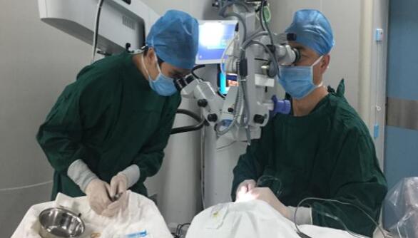 10月29日，一位职业性白内障男子，在厦门眼科中心手术后 复明。值得一提的，不少人对于其从事职业会导致的“职业性白内障”并不在意，但根据厦门眼科中心白内障专科陈伟主任介绍，在接诊中，职业性白内障并不少见，对于这些行业从业人员如何做好眼病防护，也进行了详细的介绍。2.jpg