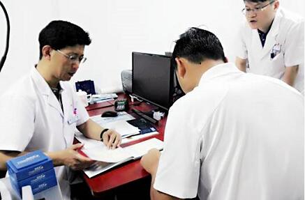 自厦门眼科中心开设遗传眼病门诊以来，全国各地前来寻求世界眼遗传病基因医治 专家 教授帮助的患者，络绎不绝。 教授表示，遗传性眼病种类繁多，致病原因比较复杂，可能是单纯的一种遗传因素引起的，也可能是多种遗传因素引起的，还可能和环境因素有关，传统的方法难以 。而当下的基因检测诊疗技术，有可能通过基因检测找到致病的突变基因，并有望对某些由单一基因突变造成的疾病在将来进行基因医治。1.jpg