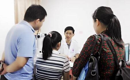 自厦门眼科中心开设遗传眼病门诊以来，全国各地前来寻求世界眼遗传病基因医治 专家 教授帮助的患者，络绎不绝。 教授表示，遗传性眼病种类繁多，致病原因比较复杂，可能是单纯的一种遗传因素引起的，也可能是多种遗传因素引起的，还可能和环境因素有关，传统的方法难以 。而当下的基因检测诊疗技术，有可能通过基因检测找到致病的突变基因，并有望对某些由单一基因突变造成的疾病在将来进行基因医治。3.jpg