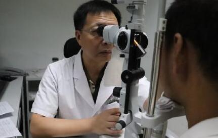“小小竹棍把我害的好苦啊!幸好，遇到了厦门眼科中心眼整形科的胡继发副主任。医术好、态度好。大医院 医生就是不一样!”——医治眼睛后的老李激动的说道1.jpg