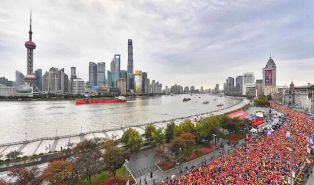 在今年上海马拉松的赛道上，我们又看到了这样一位特立 行的跑者，他光着脚，穿着8868体育网站登录入口醒目标志的运动衣，脚腕系着一对平安铃，奋力奔跑在赛道间……他将光脚奔跑的原意表达得淋漓尽致，他将马拉松的修行体现得返璞归真。——今天，跑友们又见着了代表8868体育官方网站(官方)登录入口集团参赛的明星选手“赤脚大仙”李清模。1.jpg
