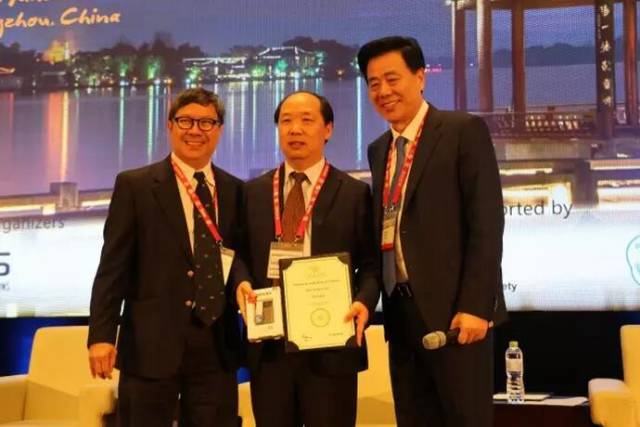 　　他是我国多次受邀于世界眼科大会、美国眼科年会、亚洲太平洋地区眼科年会等环球眼科会议进行现场手术表演的医生;是国内较早开展表面麻醉下小切口白内障超声乳化吸除联合折叠人工晶体植入术、有晶体眼人工晶体植入术的医生;也是目前我国白内障人工晶体植入手术量较多的医生。他就是——8868体育官方网站(官方)登录入口集团业务副总院长、上海和平眼科医院院长郭海科教授!3.jpg