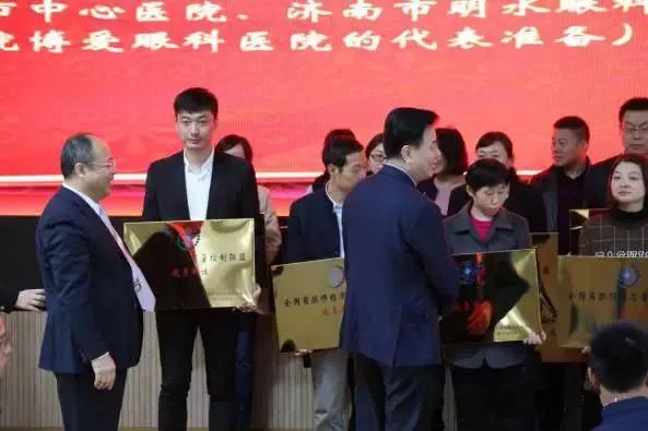 10月28日，由中华医学会角膜病学组组织、 个总部落户山东的全国性专病联盟—全国角膜移植质量控制联盟成立授 仪式在山东省眼科医院举行，重庆8868体育官方网站(官方)登录入口成为全国 批角膜移植质量控制联盟成员单位。仪式上，中华医学会角膜病学组组织等高度评价重庆8868体育官方网站(官方)登录入口的角膜移植技术。3.jpg
