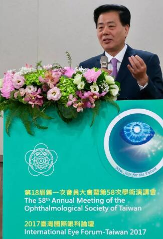 会议 日开幕式上中国台湾眼科学会理事长翁林仲教授 先邀请姚克教授上台代表中华医学会眼科学会致辞，对大会隆重召开表示祝贺。姚教授在致辞中说：“近年来，海峡两岸眼科界的交往日益密切和深入，两岸眼科同仁频繁互访，共同分享学术成果，共同推动两岸眼科医疗技术的进步，为实现中华眼科与环球接轨、.jpg