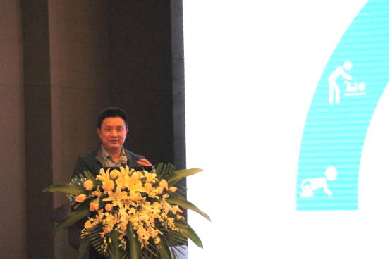 深圳星医科技有限公司CEO、原深圳市卫计委医政处处长廖庆伟发表了《智能眼底病筛查及远程视频MDT》的演讲.jpg