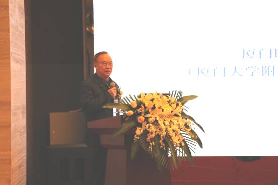 厦门眼科中心业务院长、眼底病 学科带头人吴国基教授发表了《染色玻璃体手术》的演讲.jpg