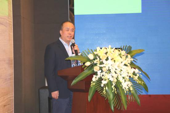 深圳市眼科医院眼底内科主任医师陈青山主任发表了《慢性中浆的微脉冲激光医治》的演讲.jpg