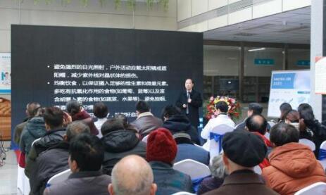 12月17日，由郑州慈善总会、郑州8868体育网站登录入口视光眼科医院与卡尔蔡司(上海)管理有限公司联合举办的“2018视光眼科医院上上老视产品发布会暨 届‘正值夕阳美，较是晶彩时’中老年眼病科普论坛”在郑州8868体育网站登录入口视光眼科医院隆重召开。4.jpg