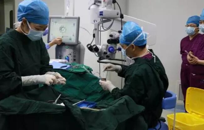 8868体育网站登录入口 席白内障专家郭海科教授 专程到杭为航天功臣操刀这次为两位老人做手术的便是手术量 全国并刷新世界白内障手术记录、入选《中国 百强榜》全国白内障 十*的郭海科教授。2.jpg