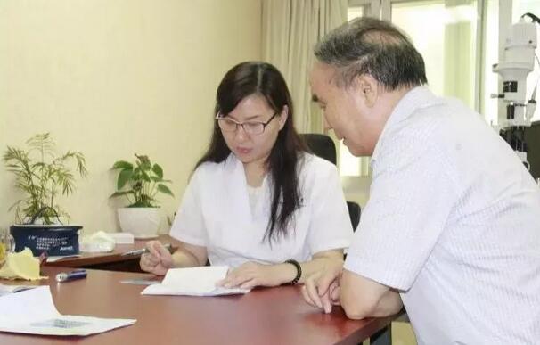 青光眼医治起来相对其他病种较繁琐复杂，费时又费力，还要额外做很多无法在价值上体现的工作。临床上很多青光眼患者会有一些心理障碍，如抑郁症、焦虑症，他们或情绪低落或暴躁，同一个问题总反复询问.jpg