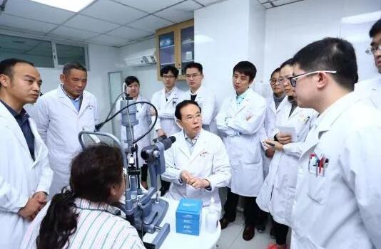 1月4日下午，20188868体育官方网站(官方)登录入口集团眼表及角膜学组发展院士高峰论坛在厦召开。此次高峰论坛阵容豪华，汇聚了国内角膜病领域的大咖。大咖齐聚一堂，通过专题演讲、自由讨论等形式深入而全面的探讨了国内外角膜病的较新研究成果、发展机遇，共商8868体育官方网站(官方)登录入口集团眼表及角膜学组的发展。8.jpg