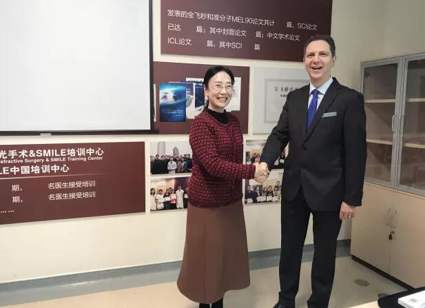 2018年1月5-7日，由复旦大学附属眼耳鼻喉科医院举办的 七届“关爱近视，微笑论坛”上海和平眼科医院屈光专科翟爱琴副院长和欧阳朝祜医学硕士受邀参加了此次盛会，与来自国内外数百 专家、学者及眼科同道齐聚，共襄2018年 场屈光学术盛宴10.jpg