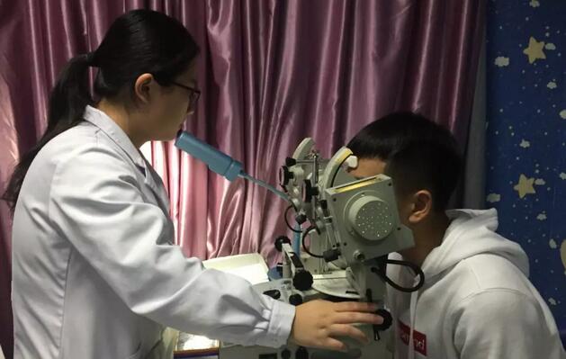 确诊小林患有斜视后，任主任建议小泉做斜视手术，以 眼位的同时也能把歪脖子病给治了。在小泉和父母商量下，小泉当天就办理了住院手续，并于隔天接受了斜视显微手术。术后 二天，小泉的父母便惊喜地发现小泉的脖子变直了。听到这消息，小泉也激动地找来一把镜子，左看右看，开心得不得了。他们还对前来查房的任主任连声道谢2.jpg
