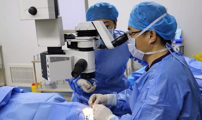 为关爱沂蒙老区人民眼部健康，临沂眼科医院现征集100位白内障患者，到院检查后， 符合手术条件，就可以 进行白内障手术!刚刚在临沂眼科医院做完白内障的姜阿姨，对于临沂眼科医院此次公益行动感激不已1.jpg