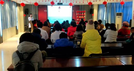 上周六（1月22日）上午合肥名人眼科医院如约举办了儿童近视防控专题讲座，来参加讲座的家长和小朋友们大约有五十多人，不得不说现场可是十分的热闹!1.jpg
