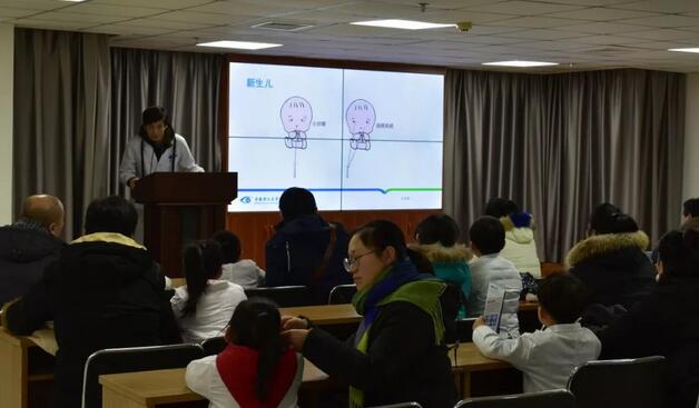 1月21日下午，由安徽理工大学附属眼科医院举办的“小小眼科医生”体验活动，让孩子们收获满满。穿上白大褂，当一*次小小医生，和孩子过一个与众不同的周末!1.jpg
