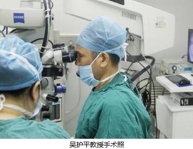 今年48岁画家梅女士来自青海，对视觉要求一向严格的她，放弃了在本地手术的机会，不远千里来到厦门眼科中心做“翼状胬肉”手术。因为她听说厦门眼科中心翼状胬肉手术技术高明，胬肉切除后无人复发。为了理想的手术 ，为了继续从事热爱的绘画工作，她觉得到厦门眼科中心手术是必然的选择。1.jpg