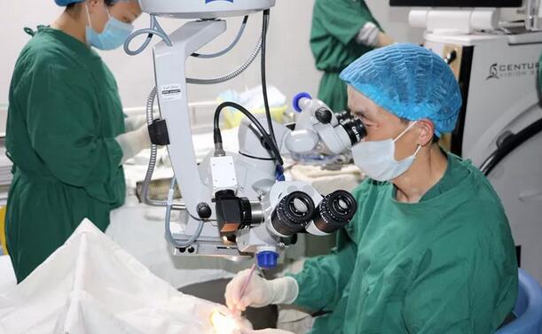 李春英(化名)老人今年72岁，老人患上白内障多年。到医院就诊的时，医院的医生了解到李奶奶平时喜欢看书、旅游，对术后的视觉质量特别在意。经过多方对比医生为李奶奶推荐了多焦点人工晶体。据医院的郝建院长介绍，多焦点人工晶体与传统人工晶体不同，它具有多个焦点，植入眼内后，患者各个距离都能看清楚，术后无需配镜，同时能够 降低夜间眩光，拥有令人满意的视觉质量,能够使眼睛“返老还童”1.jpg