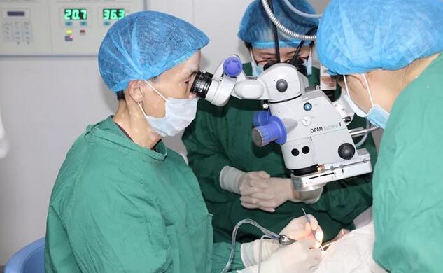 李春英(化名)老人今年72岁，老人患上白内障多年。到医院就诊的时，医院的医生了解到李奶奶平时喜欢看书、旅游，对术后的视觉质量特别在意。经过多方对比医生为李奶奶推荐了多焦点人工晶体。据医院的郝建院长介绍，多焦点人工晶体与传统人工晶体不同，它具有多个焦点，植入眼内后，患者各个距离都能看清楚，术后无需配镜，同时能够 降低夜间眩光，拥有令人满意的视觉质量,能够使眼睛“返老还童”2.jpg