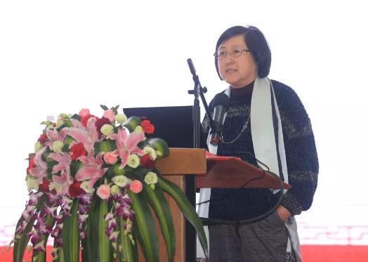 2017年是厦门大学附属厦门眼科中心璀璨夺目的一年，2017我们不仅迎来了20周年院庆，还在医教研等方面取得丰硕成果。门诊量达40多 人次，手术量5 人次，并且顺利通过了国家药物临床试验机构(GCP)资格认定。满怀丰收的喜悦，我们挥手作别砥砺奋进的2017，阔步迈入华章初展的2018。2.jpg