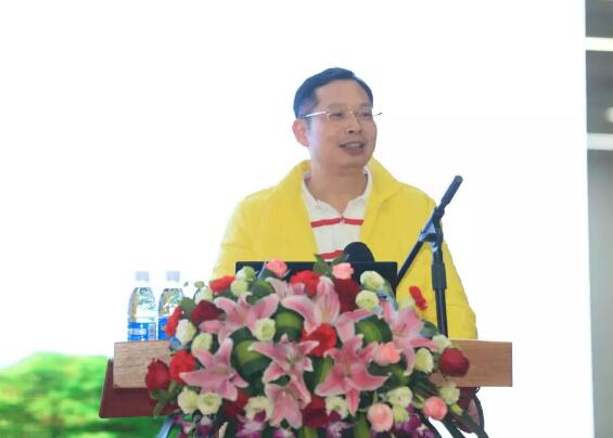2017年是厦门大学附属厦门眼科中心璀璨夺目的一年，2017我们不仅迎来了20周年院庆，还在医教研等方面取得丰硕成果。门诊量达40多 人次，手术量5 人次，并且顺利通过了国家药物临床试验机构(GCP)资格认定。满怀丰收的喜悦，我们挥手作别砥砺奋进的2017，阔步迈入华章初展的2018。3.jpg