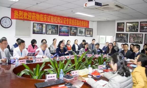 2017年是厦门大学附属厦门眼科中心璀璨夺目的一年，2017我们不仅迎来了20周年院庆，还在医教研等方面取得丰硕成果。门诊量达40多 人次，手术量5 人次，并且顺利通过了国家药物临床试验机构(GCP)资格认定。满怀丰收的喜悦，我们挥手作别砥砺奋进的2017，阔步迈入华章初展的2018。4.jpg