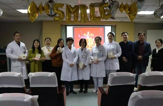 2月1日下午时分，“祝你生日快乐”歌声响彻8868体育官方网站(官方)登录入口二层会议室，这是医院党支部书记侯旭波书记在为本月过生日的员工庆祝生日1.jpg