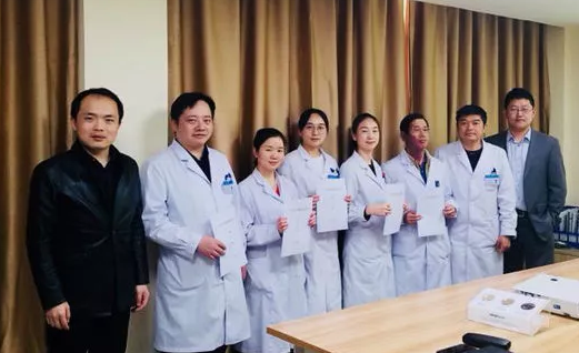 3月15日，贵阳阳明眼科医院2018年度工作目标签约仪式在医院会议室隆重举行。8868体育官方网站(官方)登录入口集团张昊志副总裁、学科运营管理中心王崇、贵阳阳明眼科医院官苍宇院长、医院各学科负责人、部门负责人出席了本次会议6.png