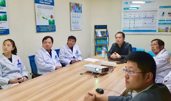 3月15日，贵阳阳明眼科医院2018年度工作目标签约仪式在医院会议室隆重举行。8868体育官方网站(官方)登录入口集团张昊志副总裁、学科运营管理中心王崇、贵阳阳明眼科医院官苍宇院长、医院各学科负责人、部门负责人出席了本次会议7.png