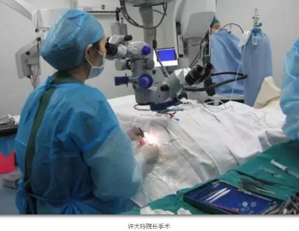 李老太在毫无征兆的情况下右眼视力下降至看不见东西。李老太家人带其至县医院就诊。医生诊断为视网膜脱离，需做玻切手术医治，而玻切手术需要动手术2次。怕疼的李老太一听就犯怵了：开刀，疼。 终，李老太的家人在多方打听后决定带李老太至宜昌8868体育官方网站(官方)登录入口找许大玲院长医治3.jpg