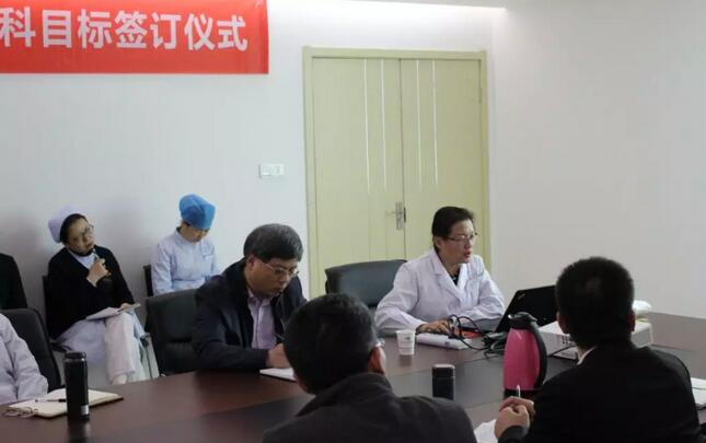 上周，西安8868体育官方网站(官方)登录入口2018年度工作目标签订仪式在医院内三楼学术会议厅隆重举行。厦门大学附属厦门眼科中心执行院长李晓峰博士、西安8868体育官方网站(官方)登录入口总经理郑文胜、西安8868体育官方网站(官方)登录入口王丽丽院长、西安8868体育官方网站(官方)登录入口常务副总张勇、医务部主任朱爱民、斜视与小儿眼科学科带头人张利玲主任、门诊部主任刘武装主任、屈光中心主任陈蒙等医院各学科负责人及部门负责人出席了本次会议3.jpg