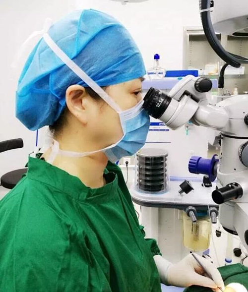 应众多家长合力邀请，2018年4月全国出名斜弱视小儿眼科专家，厦门眼科中心潘美华教授将再度亲临烟台康爱眼科医院，为斜视患者行显微斜视手术1_副本.jpg