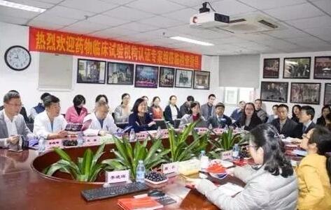 3月28日，为期4天的中国眼底病领域一年一度的学术年会“2018中国眼底病论坛暨环球视网膜研讨会”(RetinaChina 2018)在中国青岛召开。本次论坛由中国环球科技交流中心主办，《中华眼底病杂志》协办，会上翘楚云集，盛况空前，既是眼底病学诊疗领域的高水平年度学术盛会，也是世界眼底专家的一*次交流盛会8.jpg