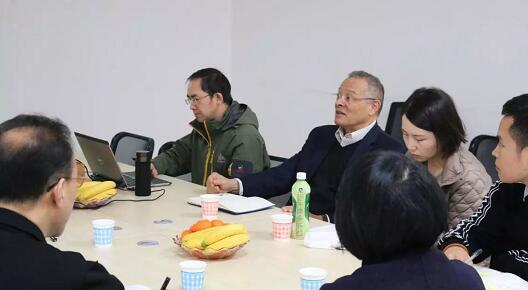 在3月28日法国依视路集团2.5新视代全球副总裁白方华先生一行人访问重庆8868体育官方网站(官方)登录入口时，重庆8868体育官方网站(官方)登录入口总经理张庭胜热情接待依视路集团贵宾一行。本次交流的目的：重庆8868体育网站登录入口和依视路“2.5新视代爱眼大使”健康公益项目希望能一起帮助视力帮助老百姓进行视力 ，提*生活质量，传播爱眼护眼的知识、宣传眼镜对视力 的作用、让更多的人尤其是需要帮助的人群能开始关注呵护自己的眼睛2.jpg