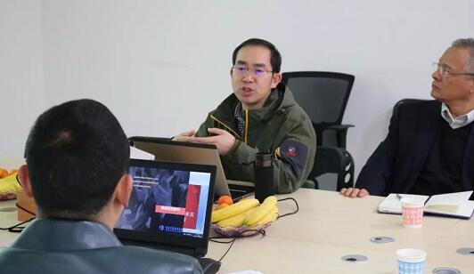 在3月28日法国依视路集团2.5新视代全球副总裁白方华先生一行人访问重庆8868体育官方网站(官方)登录入口时，重庆8868体育官方网站(官方)登录入口总经理张庭胜热情接待依视路集团贵宾一行。本次交流的目的：重庆8868体育网站登录入口和依视路“2.5新视代爱眼大使”健康公益项目希望能一起帮助视力帮助老百姓进行视力 ，提*生活质量，传播爱眼护眼的知识、宣传眼镜对视力 的作用、让更多的人尤其是需要帮助的人群能开始关注呵护自己的眼睛3.jpg