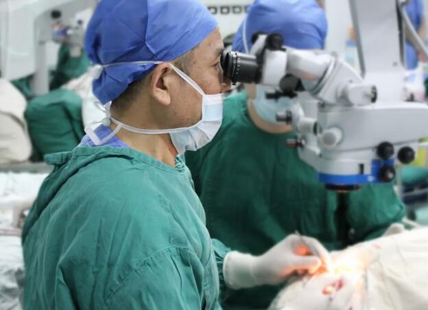 3月31日，厦门眼科中心业务副院长、厦门大学附属厦门眼科中心眼表与角膜病科吴护平教授应邀来到福州眼科医院进行为期一天的手术行程3.jpg