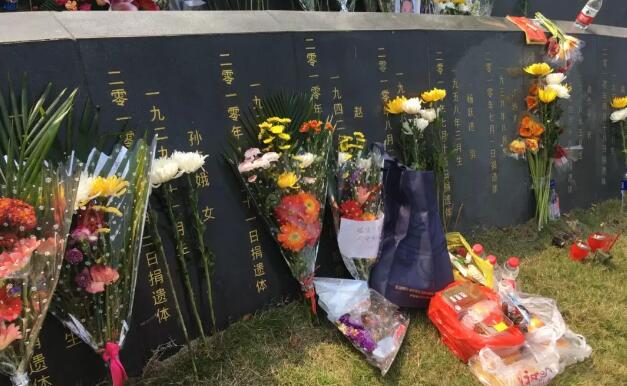 4月4日，厦门大学附属厦门眼科中心在厦门海沧文圃山纪念园里，集体缅怀厦门市遗体、器官、眼角膜捐献者。谢立信院士盛赞厦门眼科中心飞秒激光辅助下深板层角膜内皮移植手术是国内拔萃技术，已成为广大眼科同行学习的榜样2.jpg