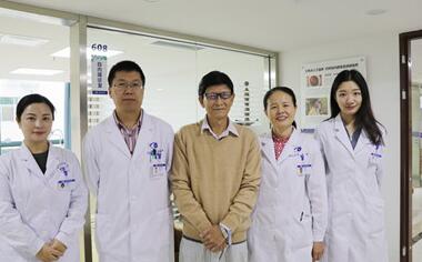 深圳8868体育官方网站(官方)登录入口 为78岁的患者巫先生实施新型三焦点人工晶体植入术1.jpg