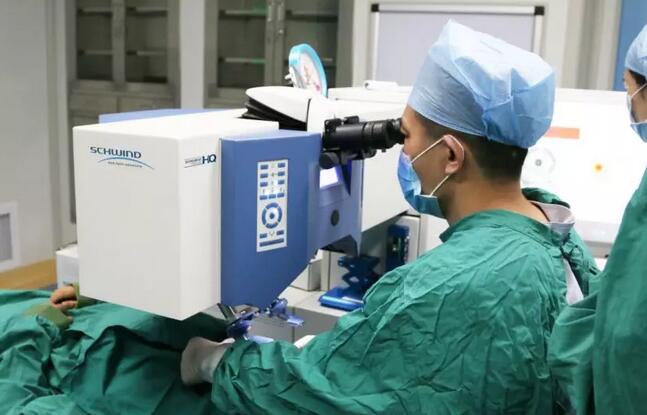 征兵视力体检、公务员体检，对于不少近视青年而言，体检这一门槛不能跨过的话，对于其未来都有着极为严重的影响。但是近视手术不是每个人都适合，比如未成年人，50岁以上中老年人不适合做。此外本身近视度数持续、快速加深，或者本身有青光眼、结膜炎等眼病的人，都不能进行近视摘镜手术.jpg