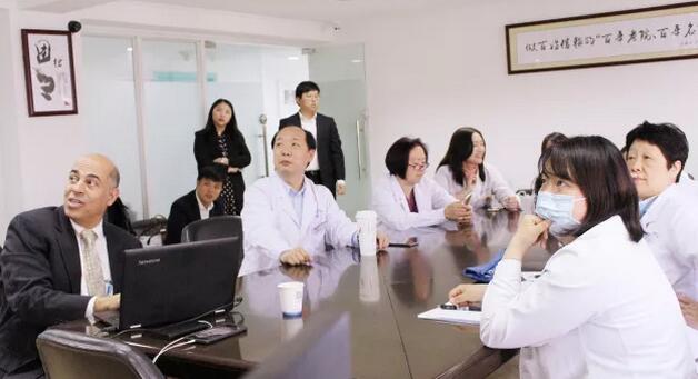 4月10日上午，美国iTrace视功能分析仪的发明者之一、美国 Baylor眼科研究所Joe S. Wakil教授来上海和平眼科医院交流访问，我院郭海科院长、张伟英副院长、晋军主任医师以及其他各科临床医生参加了会议并与Joe S. Wakil教授进行了详尽的交流及经验分享2.jpg